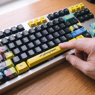 Fit the new keycaps on